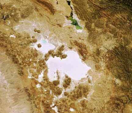 Le petit salar blanc est le salar de Coipasa et le grand salar blanc en plein milieu de la photo est le salar d'Uyuni, la plus grande croûte de sel du monde.(Image satellite : DR Agence spatiale européenne)