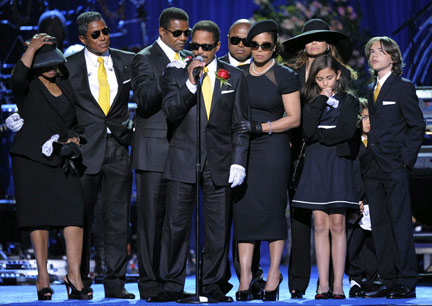 Marlon Jackson (c), entouré de sa mère, frères et soeurs et des enfants de Michael Jckson.(Photo : Mark J. Terril/Reuters)
