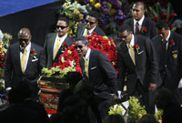 Les frères Jackson (g à d) Randy, Marlon, Tito, Jermaine et Jackie emportent le cercueil de Michael Jackson à la fin de la cérémonie d'hommage au Staples Center, le 7 juillet.(Photo : Mark J. Terril/Reuters)