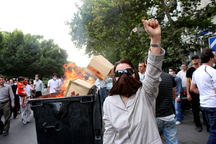 Des milliers de personnes ont&nbsp;manifesté le 9 juillet&nbsp;à Téhéran pour marquer le 10e anniversaire des émeutes étudiantes et afficher leur hostilité au pouvoir.(Photo: Reuters/via Your View)