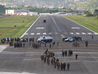 Policiers et soldats bloquent la piste d'atterrissage de l'aéroport de Toncontin afin d'empêcher l'atterrissage de l'avion du président évincé Manuel Zelaya, le 5 juillet 2009.( Photo : Tomas Bravo/ Reuters )