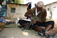 Un jeune shebab nettoie son arme à Mogadiscio le 21 juillet 2009.(Photo : Omar Faruk/Reuters)