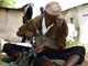 Un jeune shebab nettoie son arme à Mogadiscio le 21 juillet 2009.(Photo : Omar Faruk/Reuters)
