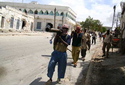Au nord de Mogadiscio, au moins 21 personnes, dont des civils, ont été tuées&nbsp;&nbsp;dans des combats entre forces gouvernementales et insurgés, le 12 juillet 2009.(Photo: Reuters)
