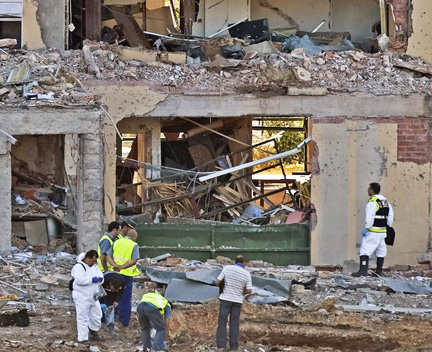 Les enquêteurs se trouvent sur les lieux de l’attentat où une voiture piégée a explosé, devant la caserne civile de Burgos, le 29 juillet 2009.(Photo : Reuters) 