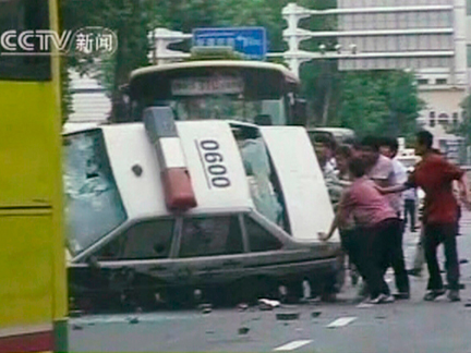 Une vidéo de la chaîne de télévision CCTV montre des manifestants en train de renverser un véhicule de police à Urumqi, le 6 juillet 2009.( Photo : Reuters )