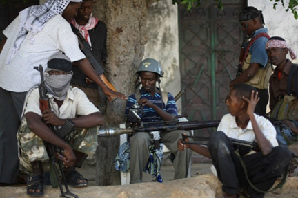 Des militants d'Al-Shabab et Hizbul Islam à Mogadiscio, le 21 juillet 2009.(Photo : AFP)