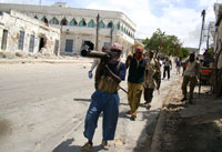 Des shebab patrouillant dans Mogadiscio le 13 juillet 2009.(Photo : REUTERS/Omar Faruk)