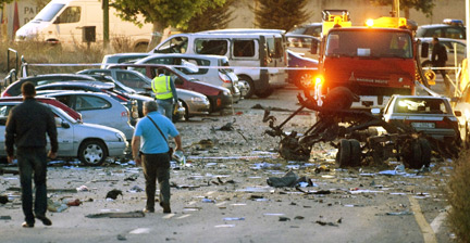 Attentat à la voiture piégée devant une caserne de la garde civile à Burgos, attribué à l'ETA, le 29 juillet 2009.(Photo : Reuters)