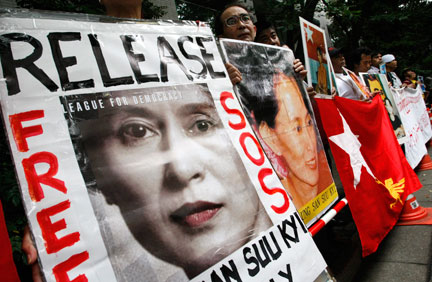 Des supporters d'Aung San Suu Kyi protestent devant l'ambassade de Birmanie à Tokyo pour demander sa libération, le 31 juillet.(Photo : Issei Kato/Reuters)