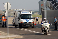 L'ambulance qui transporte l'adolescente française, Bahia Bakari, à sa sortie de l'aéroport, le 2 juillet 2009.(Photo : Reuters)
