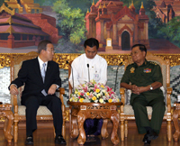 Ban Ki-moon&nbsp;(g) le secrétaire général de Nations unies lors de sa réunion avec le chef de la junte birmane, le général&nbsp;Than Shwe&nbsp;(d), à Naypyidaw en Birmanie, le 3&nbsp;juillet 2009.(Photo : Reuters)
