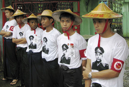 Des jeunes partisans d'Aung San Suu Kyi devant le quartier général de leur parti, à Rangoon, le 19 juillet 2009.(Photo : Reuters)