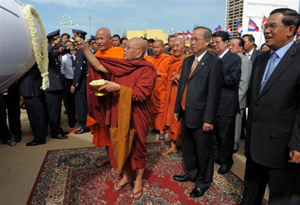 C'est sous les yeux du Premier ministre cambodgien Hun Sen (d) et du&nbsp;vice-Premier ministre vietnamien Truong Vinh Trong (centre droit), que la nouvelle compagnie aérienne Cambodia Angkor Air&nbsp;a été inaugurée à l'aéroport de Phnom Penh, le 27 juillet.&nbsp;(Photo : AFP)