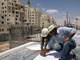 Des ouvriers examinent des plans de construction d'une colonie près de Jérusalem, le 5 juillet 2009.(Photo : Reuters)
