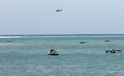 Un hélicoptère de secours survole la zone de l'accident au large des Comores, le 1er juillet 2009.(Photo : Reuters)
