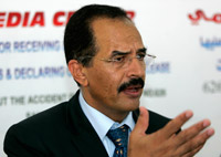 Le directeur général de la compagnie Yemenia, Abdul Khaleq al-Kadi, s'exprimant publiquement dans la salle de conférence de l'aéroport de Sanaa, le 1er juillet 2009.(Photo : Reuters)