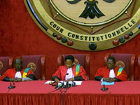 Les membres de la Cour constitutionnelle du Gabon, réunis le 9 juin 2009.(Photo : Patrick Fort/AFP)