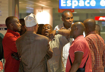 Des proches et des amis des passagers&nbsp;de l’Airbus A310 de la compagnie Yemenia à l'aéroport de Marseille Provence, le 30 juin.(Photo : Reuters)