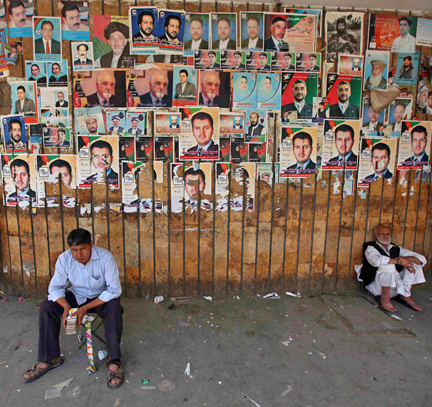 Devant des panneaux électoraux dans une rue de Kaboul, le 28 juillet 2009.(Photo : Reuters)