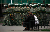 Des soldats chinois en avancent en formation lors d'une patrouille dans les rues d'Urumqi, le 6 juillet 2009.(Photo : Reuters)