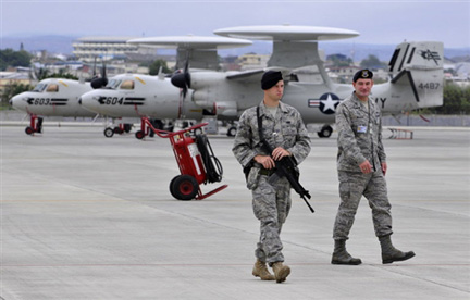 Membres de la patrouille de l'US Air Force sur le tarmac de la base militaire de Manta en Equateur, le 23 Octobre 2008.(Photo : AFP)