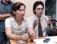 Natalia Estemirova (à gauche) à côté de Kirill Koroteyev, avocat des droits l'Homme, lors d'une conférence de presse à Grozny le 26 juillet 2007.(Photo : AFP / SERGEY UZAKOV)