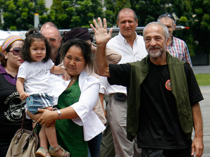 Après six mois de détention, l'Italien Eugenio Vagni a retrouvé ses proches.(Photo : Reuters)