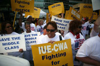 Des manifestants devant le tribunal des faillites de Manhattan lors de l'audience portant sur le plan de restructuration de GM, le 30 juin 2009.(Photo : Reuters)