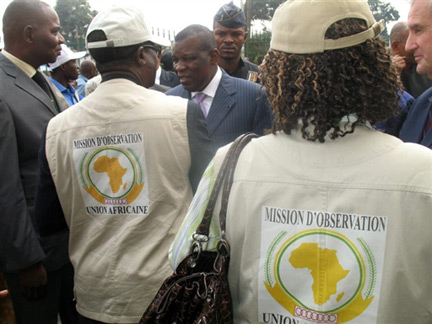 Henri Bouka, président de la Commission nationale d’organisation des élections (Conel), en discussion avec des observateurs, à Brazzaville, le 12 juillet 2009.(Photo : AFP)