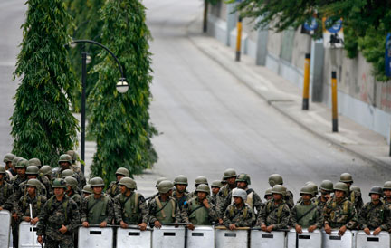 Des soldats postés aux portes de l'aéroport international de Toncontin, à Tegucigalpa, le 5 juillet 2009.(Photo : Reuters)