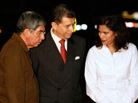 Le président costaricien Oscar Arias (G), Carlos Lopez (C), représentant du président par intérim Micheletti, et Rixi Moncada (D), représentante du président déchu Zelaya, après l'échec des négociations de San Jose, le 18 juillet.(Photo : Reuters)