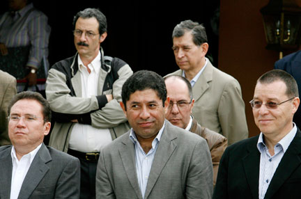 (De g. à d.) Au premier plan, les représentants du président déchu Zelaya&nbsp;: Enrique Flores, Milton Jimenez et Aristides Mejia. En second plan,&nbsp;les représentants du président par intérim Micheletti&nbsp;: Mauricio Villeda et Carlos Lopez, après l'échec des négociations de dimanche 19 juillet.(Photo : Reuters)