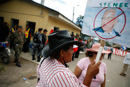 Les partisans du président déchu Manuel Zelaya attendent son arrivée à la frontière nicaraguayenne.(Photo : Reuters)