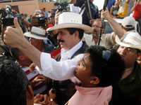 Le président déchu, au milieu de la foule (partisans et journalistes) lors de son bref passage au Honduras, le 24/07/09.