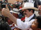 Le président déchu, au milieu de la foule (partisans et journalistes) lors de son bref passage au Honduras, le 24/07/09.