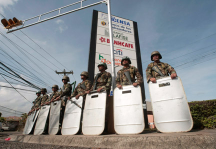 Des soldats honduriens attendent près du palais présidentiel, à Tegucigalpa, le 1er juillet 2009, le retour du président déchu, Manuel Zelaya, afin de l'arrêter.(Photo : Reuters)