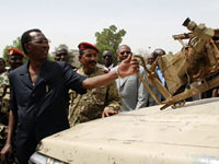 Le président tchadien, Idriss Déby, passe en revue les armes saisies aux rebelles, en mai 2009.(Photo : AFP)