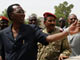 Le président tchadien, Idriss Déby, passe en revue les armes saisies aux rebelles, en mai 2009.(Photo : AFP)