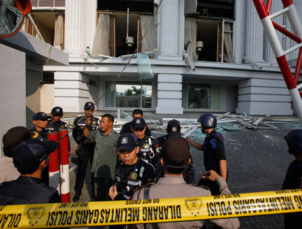 Les policiers ont évacué et sécurisé les alentours de l'hôtel Ritz-Carlton de Jakarta, suite à l'explosion d'une bombe vendredi 17 juillet.(Photo : Reuters)