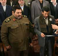 Le président Ahmadinejad à côté du chef d'état-major iranien, le général Firouzabadi, à Téhéran en février 2008.(Photo : AFP)