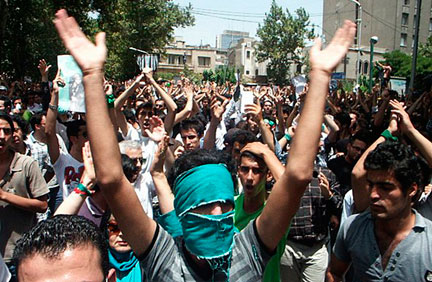 A&nbsp;l’issue de la grande&nbsp;prière du vendredi, des milliers&nbsp;d'opposants ont affronté les forces de l’ordre à Téhéran, le 17 juillet.(Photo : Reuters)