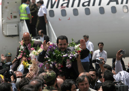 Les cinq diplomates iraniens acclamés par la foule lors de leur arrivée, à l'aéroport de Téhéran, le 12 juillet 2009.(Photo : Reuters)