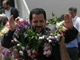 Les cinq diplomates iraniens acclamés par la foule lors de leur arrivée, à l'aéroport de Téhéran, le 12 juillet 2009.(Photo : Reuters)