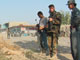 Les forces de sécurité afghanes devant le corps d'un taliban tué lors des combats à Khost, le 25 juillet 2009(Photo : AFP)