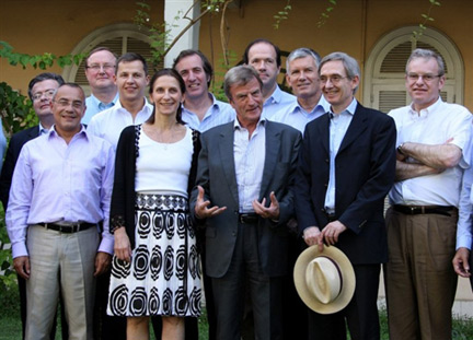 Le ministre français des Affaires étrangères Bernard Kouchner (c) en compagnie des diplomates français au Moyen-Orient, à Damas, le 11 juillet 2009.(Photo : AFP)