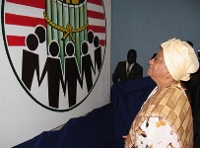 La présidente du Libéria Ellen Johnson Sirleaf face au logo de la Commission vérité et réconciliation (TCR), lors de l'inauguration de celle-ci en juin 2006.(Photo : AFP)