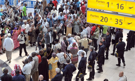 Des Comoriens et des familles des victimes du crash de l'A-310 de la compagnie Yemenia faisant une chaîne humaine dans l'aéroport de Marseille afin d'empêcher un vol de la même compagnie de partir, le 2 juillet 2009.(Photo : AFP)