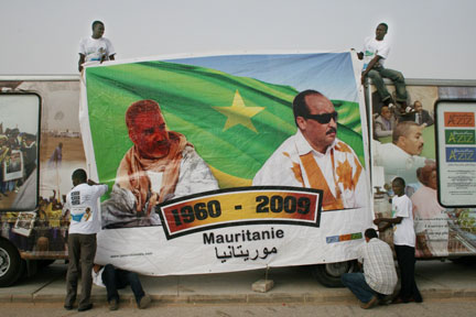 Le général Mohamed ould Abdel Aziz (à droite sur la banderole) se présente comme l'héritier direct de Moktar ould Daddah, le premier président de la Mauritanie (à gauche). Au grand dam de ses adversaires politiques.(Photo : M. Rivière / RFI)