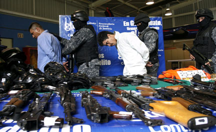 Les policiers mexicains exposent les armes saisies et les membres de « la Familia » arrêtés, à León, le 15 juillet 2009.(Photo : Reuters)